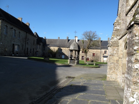 Champeaux , enclos de la collégiale