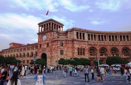  Erevan, place de la République