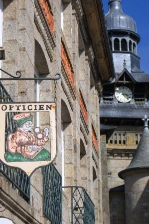Moncontour, enseigne à l'ancienne près de l' église st Mathurin