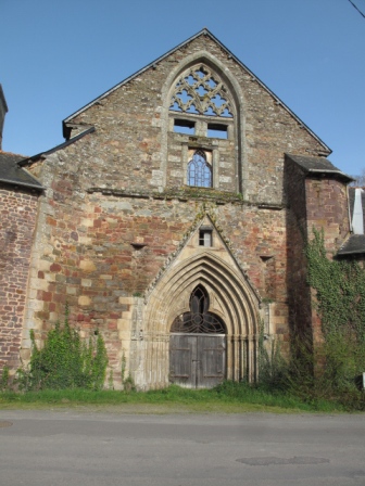 Montfort,abbaye  Saint-Jacques, portail gothique.