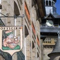 Moncontour, enseigne à l'ancienne près de l' église st Mathurin